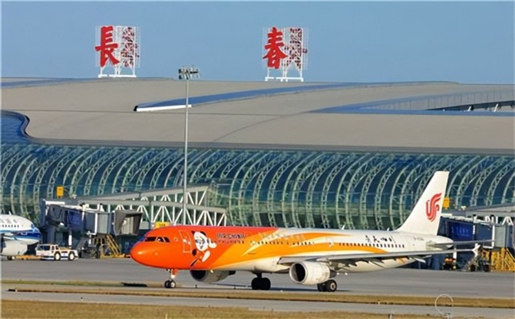 长春龙嘉国际机场每日航班起降量达到430架次，运行效率显著(图2)